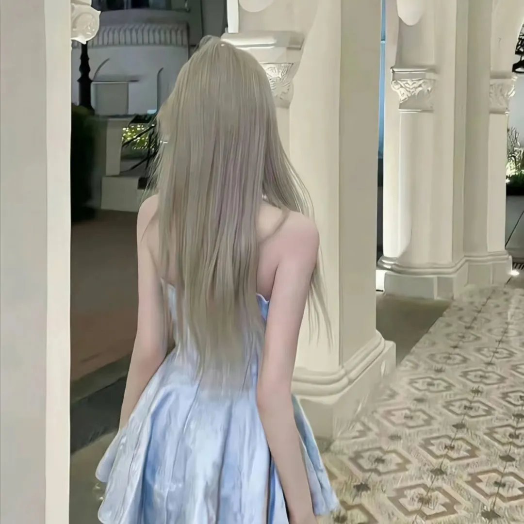 随盲柳入眠的女人